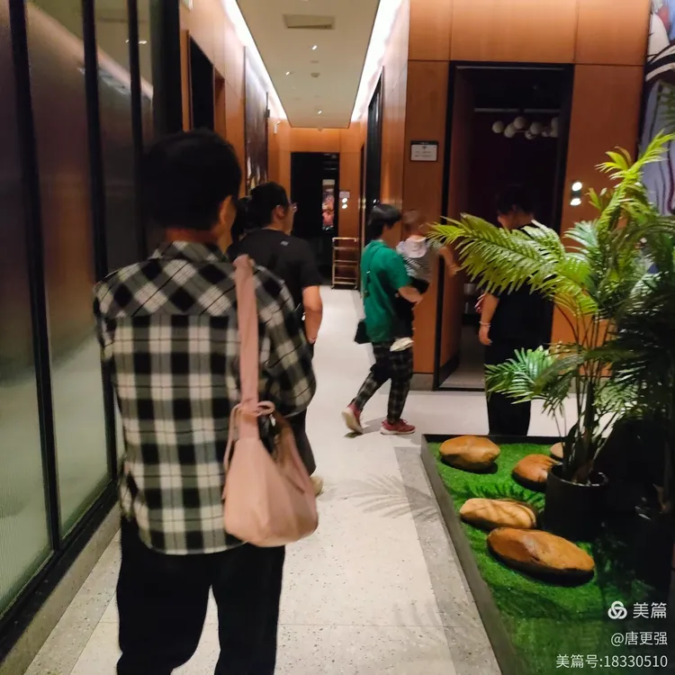 一家三代亲人国庆假期喜聚长沙海鲜e族